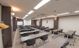 中会議室5D-4は最大32名様ご着席可能です。大阪メトロ江坂駅より徒歩1分の駅近会議室