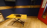 スタジオ内に机・椅子をご用意いたします。音楽スタジオなので防音には自信ありです。