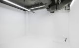 激安白ホリスタジオ【新宿】撮影機材無料、天井高4m、美しいコンクリート壁