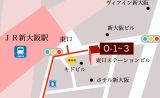 JR新大阪駅東口から徒歩1分。階段を降りると見えているので迷いません。1Fはコンビニです。