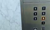 エレベーターに乗って3階まで行ってください
