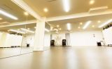 壁一面鏡の明るく清潔な防音スタジオです。ダンスレッスン・ヨガ・ピラティス・演劇練習などにご利用いただけます。
