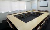 最大収容人数18名様。程よい広さの会議室です。講師用テーブルは脇へ片付ける配置となります
