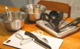 調理器具セット：まな板、包丁、キッチンバサミ、ピューラー、菜箸、お玉、フライ返し、鍋敷、ボール×３、ザル×２、バット×３