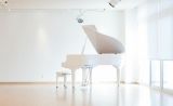 白いグランドピアノはKAWAIです。料金は1日貸切の金額です
