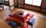 昭和といえば炬燵。季節感のあるインテリアや家具でお出迎えいたします