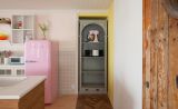イタリア製Smegのピンクの冷凍冷蔵庫とキッチンキャビネット
